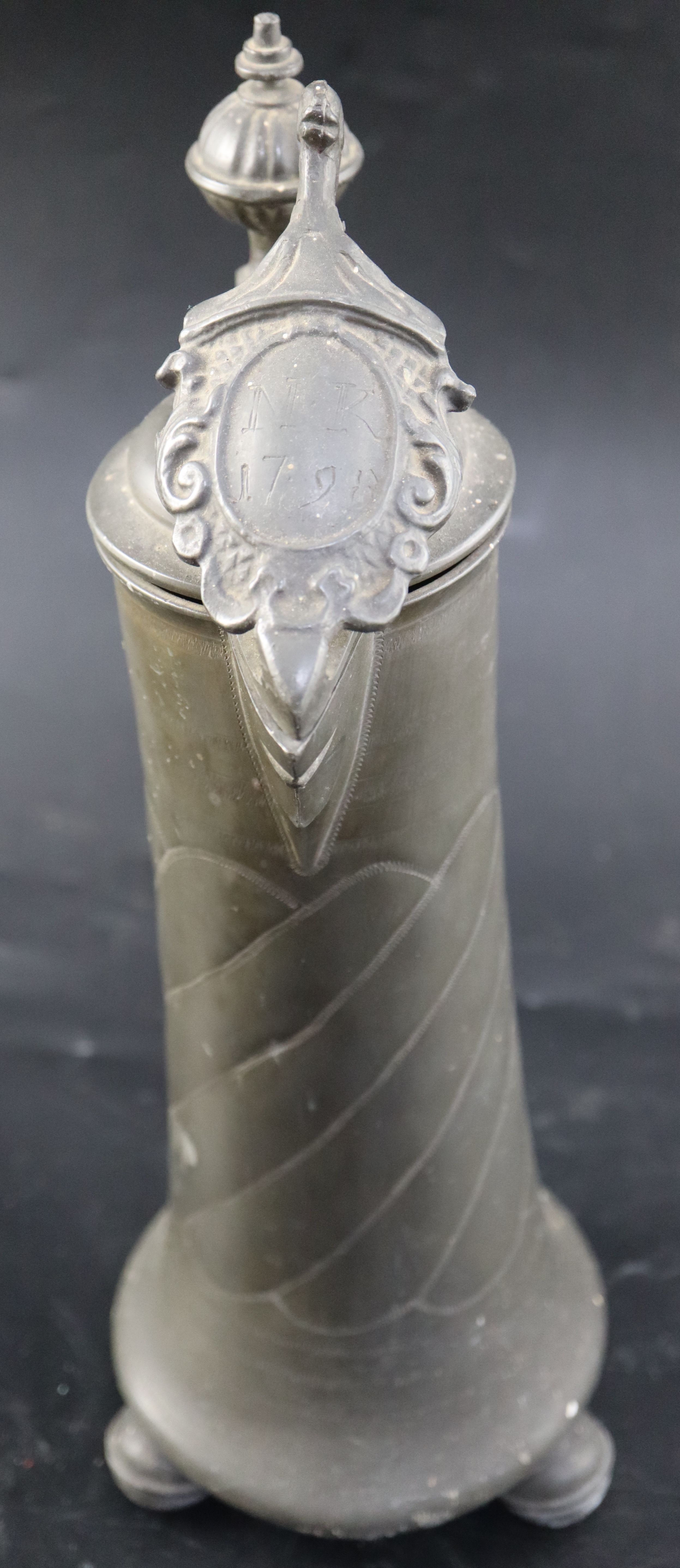 An 18th century Continental pewter flagon,